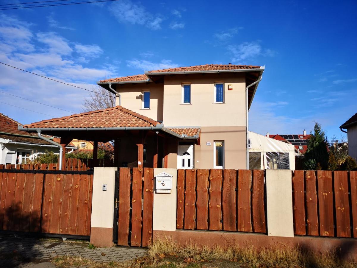 Airport Road/Repter Koezeli Haz Privat Parkoloval Apartment Budapest Exterior photo